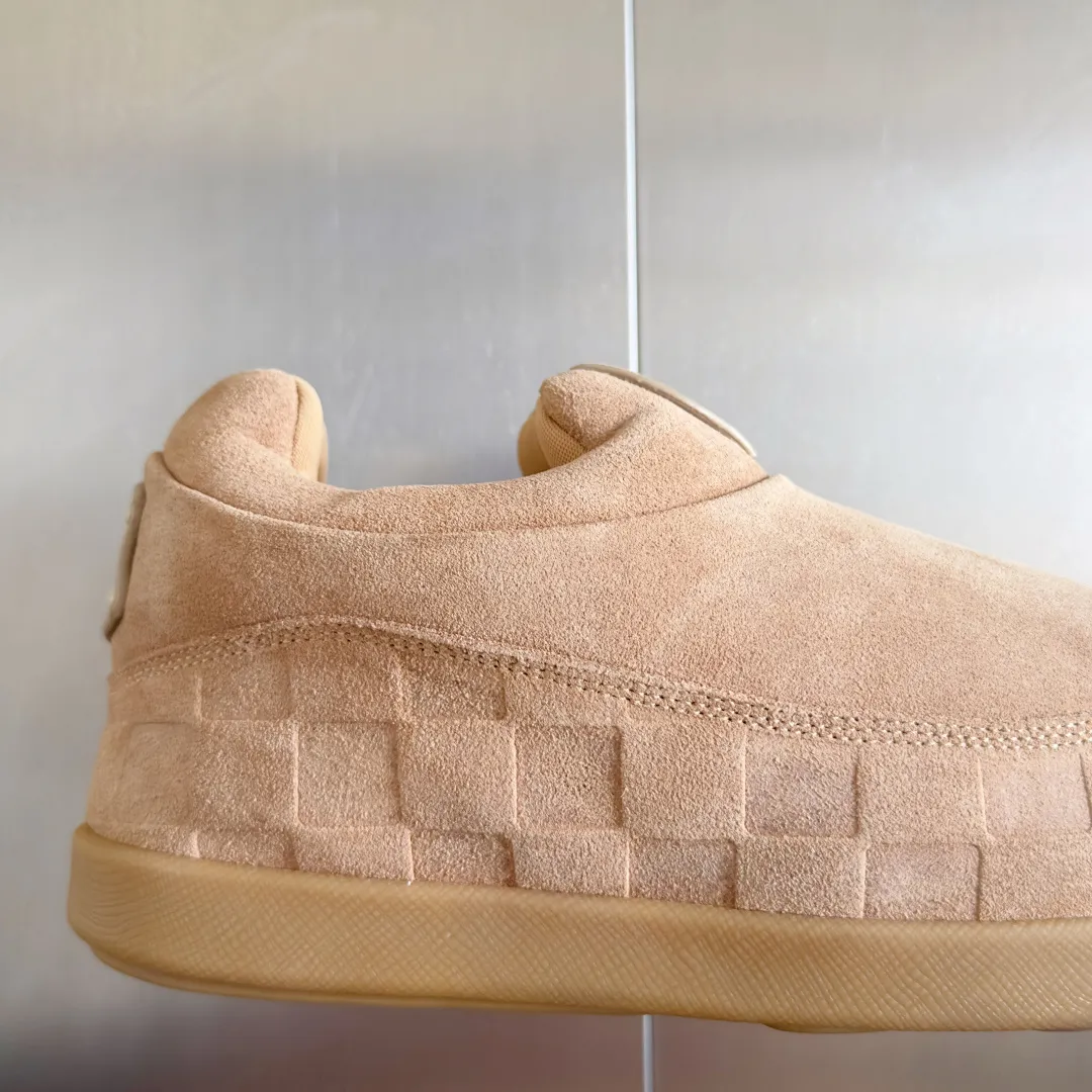 [L Family x Ingo joint model] Top P: 820💰 ▪️Size: Women's 35-40 (customized at 41.42 for women). Men's 39-44 (customized at 38.45.46) LV x Ingo joint model Top version Fatty Forrest Gump shoes Thick sole Couple model Casual sports shoes Original purchase and development Production LV Yeti lace-up shoes from LV Yeti The series combines Japanese "small feet" fashion aesthetics with classic Louis Vuitton elements in avant-garde strokes, subtly paying tribute to the traditional Japanese culture of taking off shoes when entering the house. The suede cow leather is partially embossed with Nigo's reinterpreted Damier pattern, and the comfortable casual shoe configuration highlights street style. Exquisite packaging at the delivery counter🛍📦 ▪️Fabric: Original imported first-layer cowhide ▪️Inner lining: Original custom-made breathable mesh ▪️Sole: Original molded non-slip TPU material ▪️Sole thickness: 5CM